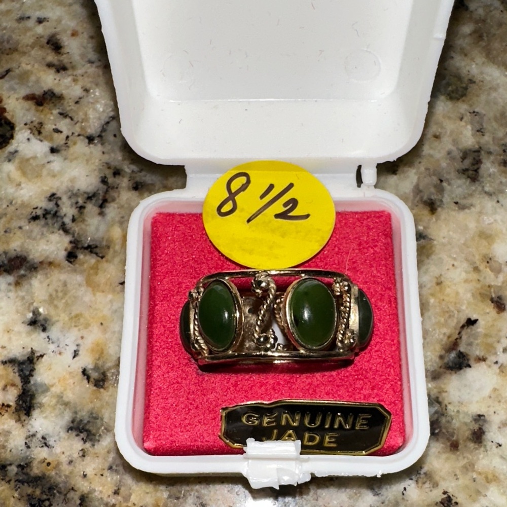 Vintage-Inspired Green Gem (jade) Gold Ring - Picture 2 of 8